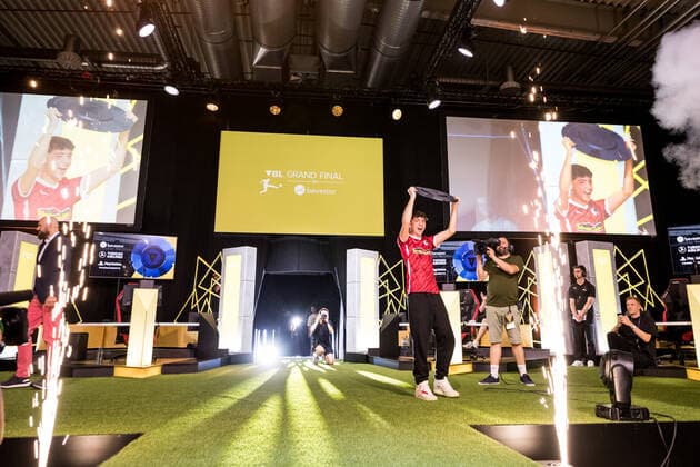 VBL Grand Final by bevestor; 05.06.2022 Dylan DullenMIKE Neuhausen (SC Freiburg NEO) hebt die Meisterschale nach dem Sieg hoch Virtual Bundesliga Grand Final by bevestor, Koeln, XPOST
