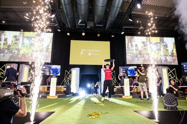 VBL Grand Final by bevestor; 05.06.2022 Dylan DullenMIKE Neuhausen (SC Freiburg NEO) hebt die Schale nach dem Sieg hoch Virtual Bundesliga Grand Final by bevestor, Koeln, XPOST