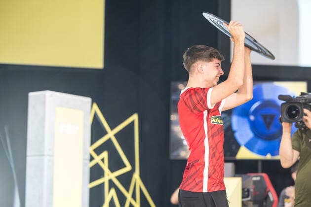 VBL Grand Final by bevestor; 05.06.2022 Dylan DullenMIKE Neuhausen (SC Freiburg NEO) hebt die Schale nach dem Sieg hoch Virtual Bundesliga Grand Final by bevestor, Koeln, XPOST