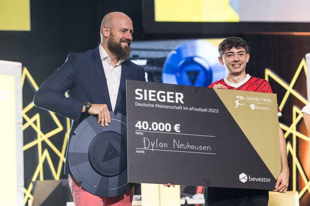 VBL Grand Final by bevestor; 05.06.2022 Dylan DullenMIKE Neuhausen (SC Freiburg NEO) ist Deutscher Meister. Andreas Heyden (Deutsche Fussball Liga) uebergibt Meisterschale und Preisgeld Virtual Bundesliga Grand Final by bevestor, Koeln, XPOST