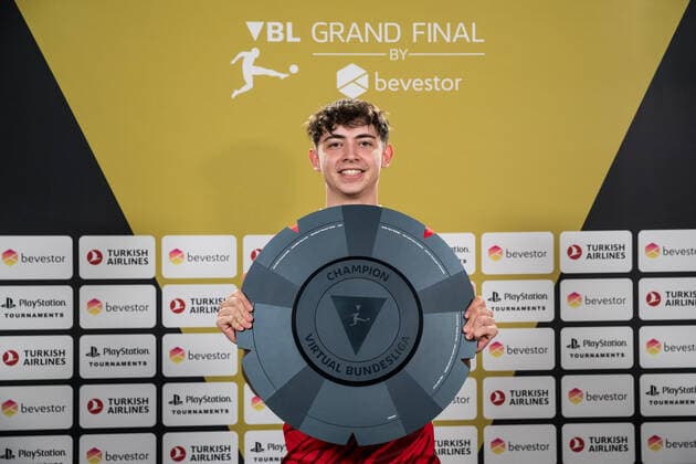 VBL Grand Final by bevestor; 05.06.2022 Dylan DullenMIKE Neuhausen (SC Freiburg NEO) mit der Meisterschale Virtual Bundesliga Grand Final by bevestor, Koeln, XPOST