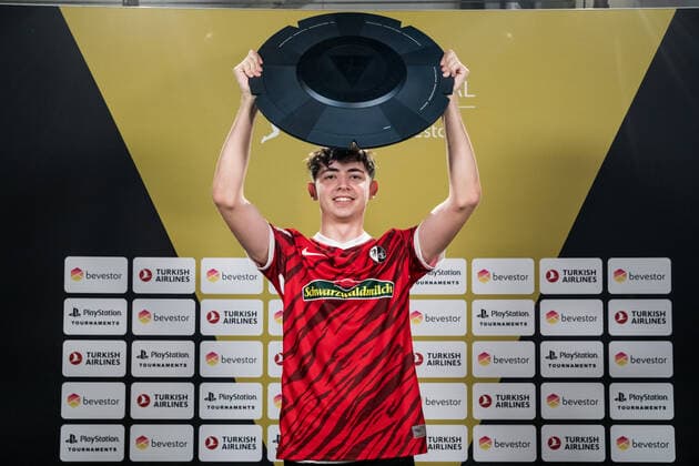 VBL Grand Final by bevestor; 05.06.2022 Dylan DullenMIKE Neuhausen (SC Freiburg NEO) hebt die Meisterschale hoch Virtual Bundesliga Grand Final by bevestor, Koeln, XPOST