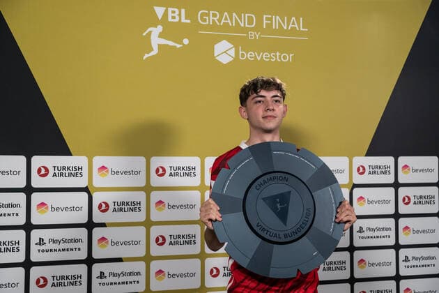 VBL Grand Final by bevestor; 05.06.2022 Dylan DullenMIKE Neuhausen (SC Freiburg NEO) mit Meisterschale Virtual Bundesliga Grand Final by bevestor, Koeln, XPOST