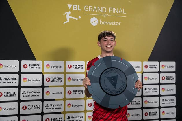 VBL Grand Final by bevestor; 05.06.2022 Dylan DullenMIKE Neuhausen (SC Freiburg NEO) mit Meisterschale Virtual Bundesliga Grand Final by bevestor, Koeln, XPOST
