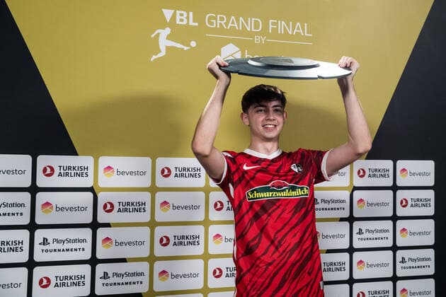 VBL Grand Final by bevestor; 05.06.2022 Dylan DullenMIKE Neuhausen (SC Freiburg NEO) hebt die Meisterschale hoch Virtual Bundesliga Grand Final by bevestor, Koeln, XPOST