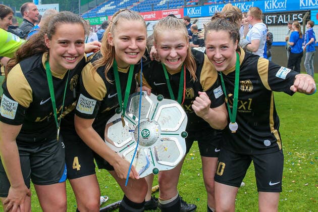 v.li.: Mara Winter (SV Meppen, 30), Toma Ihlenburg (SV Meppen, 4), Isabella Jaron (SV Meppen, 24) und Lisa Josten (SV Meppen, 10) mit der Meisterschale, Jubel über die Meisterschaft, Freude, Lachen, Stimmung, feiern, Emotion, DIE DFB-RICHTLINIEN UNTERSAGEN JEGLICHE NUTZUNG VON FOTOS ALS SEQUENZBILDER UND ODER VIDEOÄHNLICHE FOTOSTRECKEN. DFB REGULATIONS PROHIBIT ANY USE OF PHOTOGRAPHS AS IMAGE SEQUENCES AND OR QUASI-VIDEO., 05.06.2022, Meppen (Deutschland), Fussball, 2. Frauen-Bundesliga, SV Meppen - Borussia Bocholt *** f l Mara Winter SV Meppen, 30 , Toma Ihlenburg SV Meppen, 4 , Isabella Jaron SV Meppen, 24 and Lisa Josten SV Meppen, 10 with the championship trophy, jubilation about the championship, joy, laughter, mood, celebrate, emotion, THE DFB DIRECTIVES PROHIBIT ANY USE OF PHOTOGRAPHS AS IMAGE SEQUENCES AND OR QUASI VIDEO , 05 06 2022, Meppen Germany , Football, 2 Women Bundesliga, SV Meppen Borussia Bocholt xobx