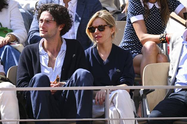 Oli Green et Sienna Miller CELEBRITIES : Roland Garros 2022 - Finale Simple Messieurs - 05 06 2022 JBAutissier Panoramic 