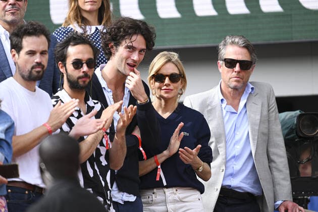 Oli Green Sienna Miller et Hugh Grant CELEBRITIES : Roland Garros 2022 - Finale Simple Messieurs - 05 06 2022 JBAutissier Panoramic 