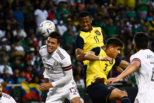 Mexico s defender Hector Moreno (15) (L) of Mexico fights for the ball with Ecuador s forward Michael Estrada Martinez (11) (c) and Ecuador s defender Piero Hincapie Reyna (3) during the friendly soccer match between Mexico and Ecuador, at Soldier Field, Chicago, Illinois (US), 05 June 2022. Freindly match: Mexico vs Ecuador !ACHTUNG: NUR REDAKTIONELLE NUTZUNG!  Copyright: xMattxMartonx AME4868 20220606-6f6bccad1aaa42e6b74747641d045fd06cff481b