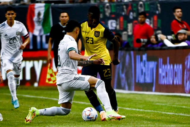 Jorge Sanchez Ramos (6) (L) of Mexico in action against Ecuador s midfielder Moises Caicedo Corozo (23)(C) during the friendly soccer match between Mexico and Ecuador, at Soldier Field, Chicago, Illinois (US), 05 June 2022. Freindly match: Mexico vs Ecuador !ACHTUNG: NUR REDAKTIONELLE NUTZUNG!  Copyright: xMattxMartonx AME4872 20220606-304ee3db16f37a6ea1fe666365db4559c292ec80