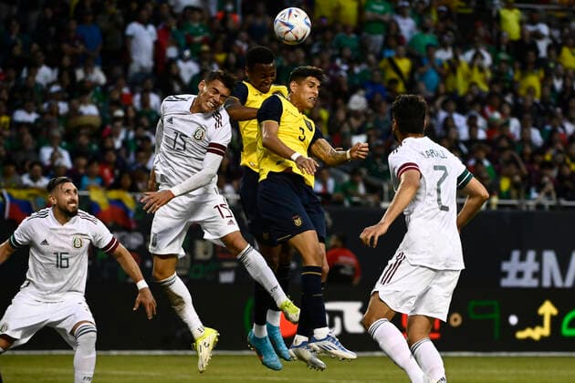 Hector Moreno (L) of Mexico in action against Ecuador s Michael Estrada Martinez during the friendly soccer match between Mexico and Ecuador, at Soldier Field, Chicago, Illinois (US), 05 June 2022. Freindly match: Mexico vs Ecuador !ACHTUNG: NUR REDAKTIONELLE NUTZUNG!  Copyright: xMattxMartonx AME4874 20220606-da56ab6712c16e901bb96c79370427894a9346af