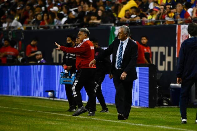 Gerardo Martino, (L), Mexico national football team head coach, and Gustavo Alfaro, right, Ecuador national football team head coach talk during the friendly soccer match between Mexico and Ecuador, at Soldier Field, Chicago, Illinois (US), 05 June 2022. Freindly match: Mexico vs Ecuador !ACHTUNG: NUR REDAKTIONELLE NUTZUNG!  Copyright: xMattxMartonx AME4880 20220606-6a61c84739e2a915be0664977ab4c838054c314b