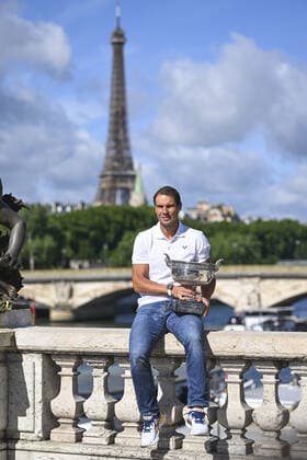 Rafael Nadal (esp) pose avec le trophee du Vainqueur sur le pont Alexandre III TENNIS : Photocall Rafael Nadal - Roland Garros 2022 - Finale Simple Messieurs - 06 06 2022 JBAutissier Panoramic 