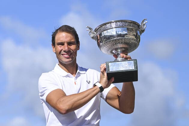 Rafael Nadal (esp) pose avec le trophee du Vainqueur sur le pont Alexandre III TENNIS : Photocall Rafael Nadal - Roland Garros 2022 - Finale Simple Messieurs - 06 06 2022 JBAutissier Panoramic 