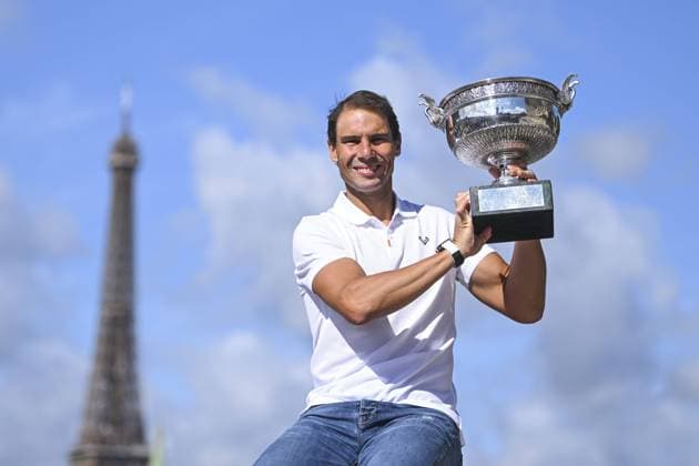 Sport Themen der Woche KW23 Sport Bilder des Tages Rafael Nadal (esp) pose avec le trophee du Vainqueur sur le pont Alexandre III TENNIS : Photocall Rafael Nadal - Roland Garros 2022 - Finale Simple Messieurs - 06 06 2022 JBAutissier Panoramic 