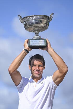 Rafael Nadal (esp) pose avec le trophee du Vainqueur sur le pont Alexandre III TENNIS : Photocall Rafael Nadal - Roland Garros 2022 - Finale Simple Messieurs - 06 06 2022 JBAutissier Panoramic 