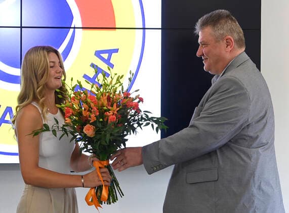 President of Czech Tennis Association Ivo Kaderka, right, gives a bouquet to Czech tennis player Lucie Havlickova, two-time junior winner of French Open (Roland Garros) major tennis tournament, during the press conference, PK, Pressekonferenz on June 6, 2022 in Prague, Czech Republic. In Paris, she won the title in singles and doubles. (CTKxPhoto MichalxKrumphanzl) CTKPhotoP2022060602790  kru 3