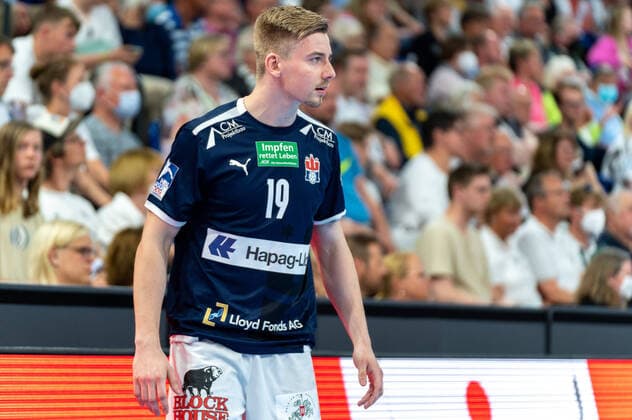 Jonas Gertges (HSV Hamburg 19) THW Kiel vs. HSV Hamburg, Handball, Bundesliga, Spieltag 32, Saison 2021 2022, 05.06.2022 Marcel von Fehrn THW Kiel vs. HSV Hamburg, Handball, Bundesliga, Spieltag 32, Saison 2021 2022, 05.06.2022 Kiel *** Jonas Gertges HSV Hamburg 19 THW Kiel vs HSV Hamburg, Handball, Bundesliga, Matchday 32, Season 2021 2022, 05 06 2022 Marcel von Fehrn THW Kiel vs HSV Hamburg, Handball, Bundesliga, Matchday 32, Season 2021 2022, 05 06 2022 Kiel Copyright: xEibnerxPressefoto MarcelxvonxFehrnx EP_EER