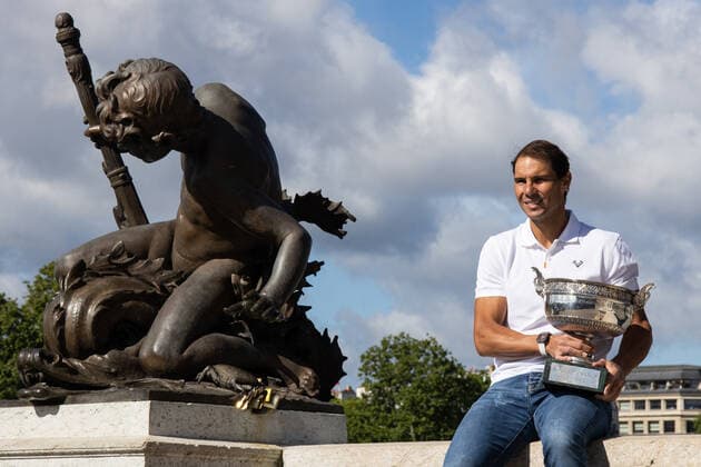 Rafael Nadal On Alexandre III Bridge With FR-Open Trophy Rafael Nadal of Spain poses with his trophy on the Alexandre III bridge in front of the Eiffel Tower a day after winning his 14th the French Open tennis title tournament, Roland Garros. PARIS France  Copyright: xIbrahimxEzzatx originalFilename:ezzat-notitle220606_npuXl.jpg