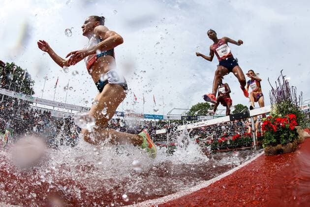 Sport Bilder des Tages HENGELO - Luiza Gega and Agrie Wole in action on the women s 3000 meters steeplechase during the FBK Games. ANP VINCENT JANNINK xVIxANPxSportx xxANPxIVx