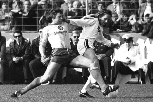 Aus 1. Bl. Saison 1974 75 Eintracht Braunschweig - Borussia Mönchen Gladbach 1:3 am 18.01.1975. Im Foto: Allan Simonsen von BMG im Zweikampf gegen Eintracht Braunschweig Spieler Franz Merkhoffer *** From 1 Bl season 1974 75 Eintracht Braunschweig Borussia Mönchen Gladbach 1 3 on 18 01 1975 In photo Allan Simonsen of BMG in duel against Eintracht Braunschweig player Franz Merkhoffer