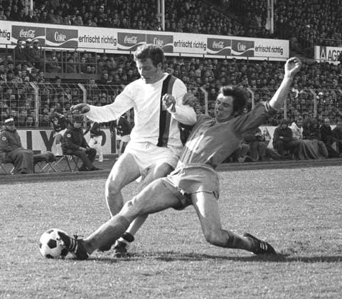 Aus 1. BL. Saison 1970 71. Dietmar Erler Eintr. BS gegen Herbert Wimmer BMG -hier beim 1:1 am 17.04.1971 in Braunschweig *** From 1 BL season 1970 71 Dietmar Erler Eintr BS against Herbert Wimmer BMG here at 1 1 on 17 04 1971 in Braunschweig