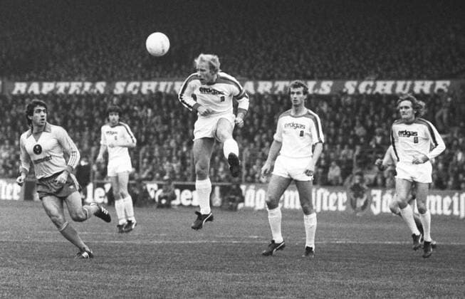 Aus 1. BL. Saison 1977 78 Eintracht Braunschweig - Borussia Mönchen Gladbach 0:6 am 29.10.1977. Im Foto: BMG Spieler Berti Vogts klärt vor li. Danilo Popivoda *** From 1 BL season 1977 78 Eintracht Braunschweig Borussia Mönchen Gladbach 0 6 on 29 10 1977 In photo BMG player Berti Vogts clears before li Danilo Popivoda