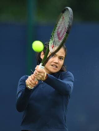 Mandatory Credit: Photo by Anna Gowthorpe Shutterstock (12968518w) Emma Raducanu of Great Britain on the practice court before her first round match Rothesay Open, Tennis, Nottingham Tennis Centre, Nottingham, UK - 06 Jun 2022 Rothesay Open, Tennis, Nottingham Tennis Centre, Nottingham, UK - 06 Jun 2022  Copyright: xAnnaxGowthorpe Shutterstockx 12968518w