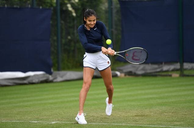Mandatory Credit: Photo by Anna Gowthorpe Shutterstock (12968518ag) Emma Raducanu of Great Britain on the practice court before her first round match Rothesay Open, Tennis, Nottingham Tennis Centre, Nottingham, UK - 06 Jun 2022 Rothesay Open, Tennis, Nottingham Tennis Centre, Nottingham, UK - 06 Jun 2022  Copyright: xAnnaxGowthorpe Shutterstockx 12968518ag