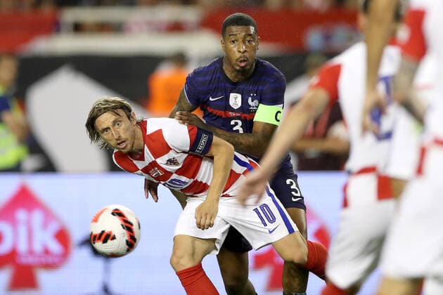 Sport Bilder des Tages Croatia v France: UEFA Nations League - League Path Group 1 SPLIT, CROATIA - JUNE 06: Luka Modric of Croatia competes for a ball with Presnel Kimpembe of France during the UEFA Nations League League A Group 1 match between Croatia and France at Stadion Poljud on June 6, 2022 in Split, Croatia. IgorxKralj PIXSELL