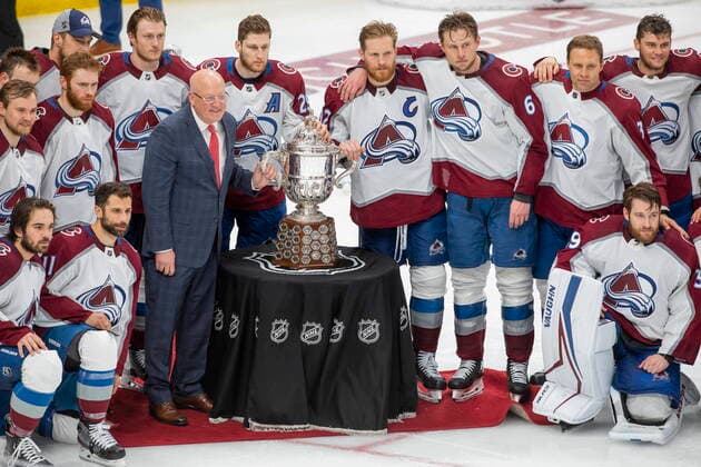 Sport Themen der Woche KW23 June 6, 2022, EDMONTON, AB, CANADA: The Colorado Avalanche stand with the Campbell Conference Bowl after beating the Edmonton Oilers in NHL, Eishockey Herren, USA playoff hockey action in Edmonton on Monday, June 6, 2022. The Avalanche won the game 6-5, to take the series. Canada News - June 6, 2022  - ZUMAc35_ 20220606_zaf_c35_153 Copyright: xAmberxBrackenx