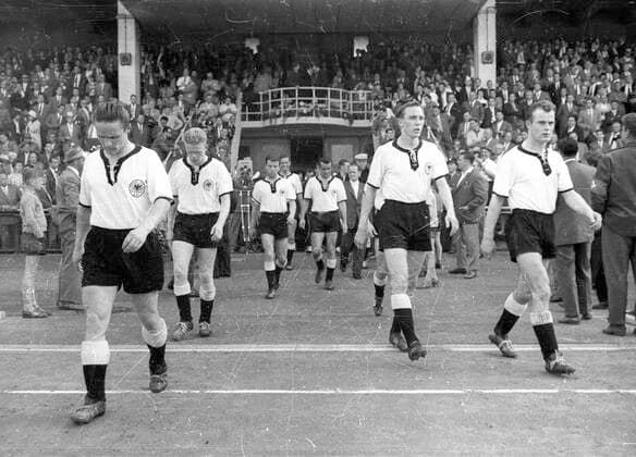 Länderspiel: Deutschland - Irland 0:1 in Düsseldorf 11.05.1960 Deutsche Spieler kommen nach der Halbzeitpause wieder aufs Feld vorne von links : Albert Brülls, Helmut Haller, Willi Schulz und Willi Giesemann *** International match Germany Ireland 0 1 in Düsseldorf 11 05 1960 German players come back on the field after halftime Front from left Albert Brülls, Helmut Haller, Willi Schulz and Willi Giesemann HM
