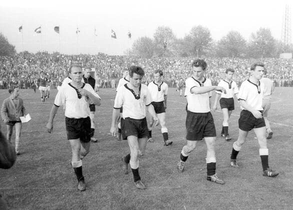 Länderspiel: Deutschland - Irland 0:1 in Düsseldorf 11.05.1960 Deutsche Spieler gehen enttäuscht vom Platz v.l.: *** International match Germany Ireland 0 1 in Düsseldorf 11 05 1960 German players leave the field disappointed v l HM