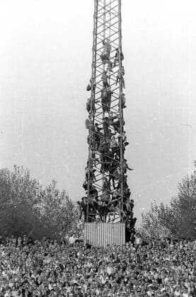 Länderspiel: Deutschland - Irland 0:1 in Düsseldorf 11.05.1960 Kurios : Fans sitzen im Flutlichmast *** International match Germany Ireland 0 1 in Düsseldorf 11 05 1960 Curious fans sitting in the floodlight mast HM