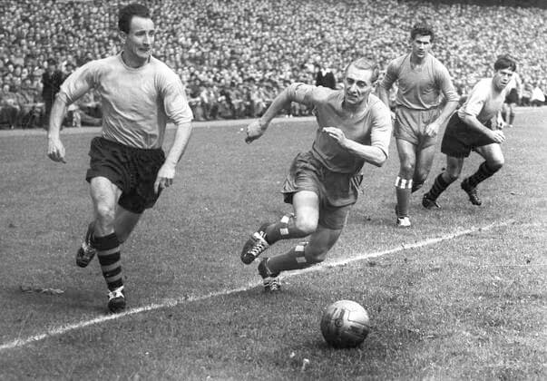 Borussia Dortmund - FC Schalke 04 3:2 am 26.08.1956 in Dortmund links Wolfgang Peters (BVB) , rechts Erwin Harkener (S04) *** Borussia Dortmund FC Schalke 04 3 2 on 26 08 1956 in Dortmund left Wolfgang Peters BVB , right Erwin Harkener S04 HM