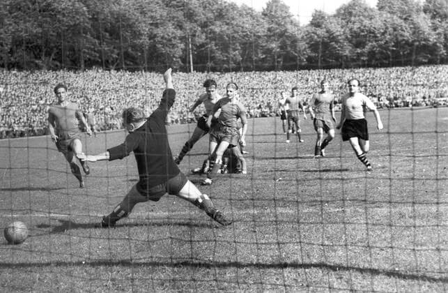 Borussia Dortmund - FC Schalke 04. 3:2. Tor für den BvB. 26.08.1956. *** Borussia Dortmund FC Schalke 04 3 2 goal for BvB 26 08 1956 HM