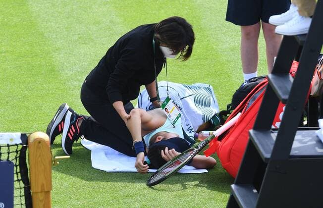 Mandatory Credit: Photo by Anna Gowthorpe Shutterstock (12968519l) Emma Raducanu of Great Britain is treated for an injury before retiring from her first round match Rothesay Open, Tennis, Nottingham Tennis Centre, Nottingham, UK - 07 Jun 2022 Rothesay Open, Tennis, Nottingham Tennis Centre, Nottingham, UK - 07 Jun 2022  Copyright: xAnnaxGowthorpe Shutterstockx 12968519l