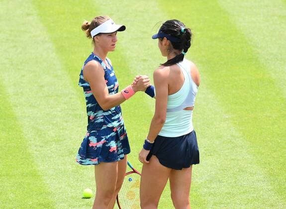 Mandatory Credit: Photo by Anna Gowthorpe Shutterstock (12968519n) Emma Raducanu of Great Britain shakes hands with Viktorija Golubic of Switzerland before retiring injured from her first round match Rothesay Open, Tennis, Nottingham Tennis Centre, Nottingham, UK - 07 Jun 2022 Rothesay Open, Tennis, Nottingham Tennis Centre, Nottingham, UK - 07 Jun 2022  Copyright: xAnnaxGowthorpe Shutterstockx 12968519n