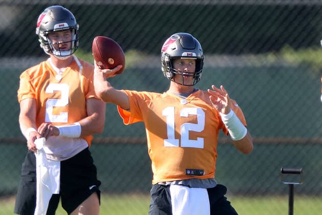 Sport Themen der Woche KW23 Sport Bilder des Tages TAMPA, FL - JUN 07: Tampa Bay Buccaneers quarterback Kyle Trask (2) looks on as quarterback Tom Brady (12) goes thru a drill during the Tampa Bay Buccaneers Minicamp on June 07, 2022 at the AdventHealth Training Center at One Buccaneer Place in Tampa, Florida. (Photo by Cliff Welch Icon Sportswire) NFL, American Football Herren, USA JUN 07 Tampa Bay Buccaneers Minicamp Icon357220607031