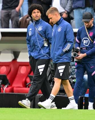 07.06.2022 - UEFA Nations League - Länderspiel: Deutschland Germany gg England United Kingdom - - Serge Gnabry (10, Deutschland, links ) Joshua Kimmich (6, Deutschland ) vor Spielbeginn