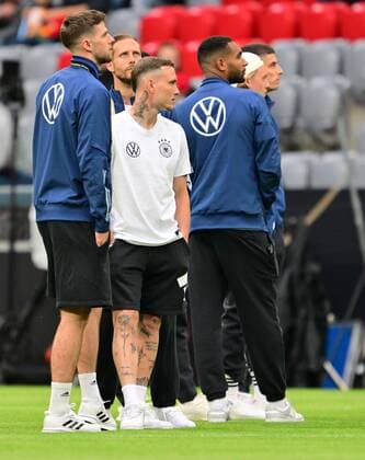 07.06.2022 - UEFA Nations League - Länderspiel: Deutschland Germany gg England United Kingdom - - Anton Stach (4, Deutschland, links ) David Raum (3, Deutschland ) vor Spielbeginn
