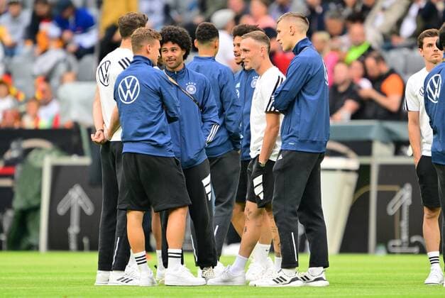 07.06.2022 - UEFA Nations League - Länderspiel: Deutschland Germany gg England United Kingdom - - von links : Joshua Kimmich (6, Deutschland ) Serge Gnabry (10, Deutschland ) David Raum (3, Deutschland ) Nico Schlotterbeck (23, Deutschland ) vor Spielbeginn