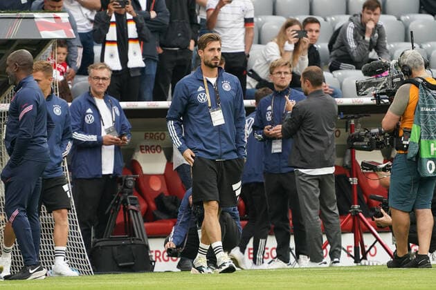 Torwart Kevin Trapp (Eintracht Frankfurt) betritt als Erster den Rasen der Allianz Arena - Muenchen 07.06.2022: Deutschland vs. England, Allianz Arena, Nations League A 2. Spieltag