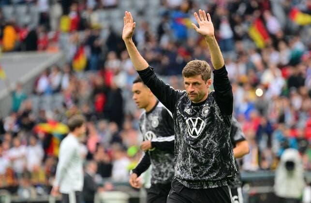 07.06.2022 - UEFA Nations League - Länderspiel: Deutschland Germany gg England United Kingdom - - Thomas Müller Mueller (13, Deutschland ) winkt Zuschauern Fans Fanblock zu vor Spielbeginn