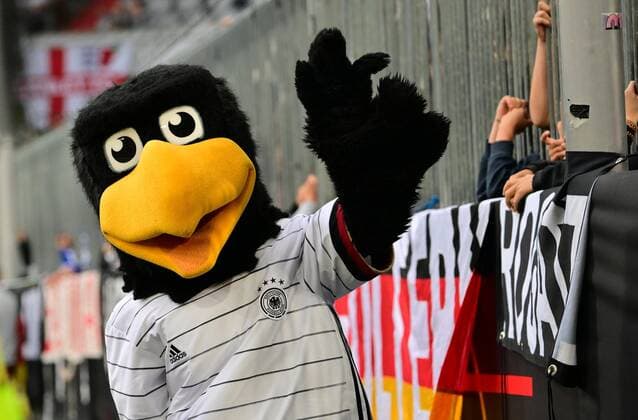 07.06.2022 - UEFA Nations League - Länderspiel: Deutschland Germany gg England United Kingdom - - Maskottchen Paule vor Spielbeginn bei Fans Fanblock Zuschauern