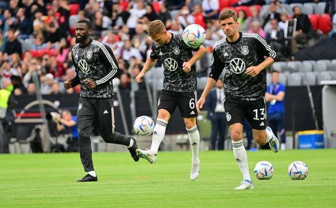 07.06.2022 - UEFA Nations League - Länderspiel: Deutschland Germany gg England United Kingdom - - von links : Antonio Rüdiger Ruediger (2, Deutschland ) Joshua Kimmich (6, Deutschland ) Thomas Müller Mueller (13, Deutschland ) beim Aufwärmen warm-up