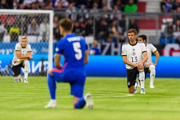 GER, UEFA Nations League, Deutschland - England 07.06.2022, Allianz Arena, Muenchen, GER, UEFA Nations League, Deutschland - England, im Bild Kniefall vor dem Spiel Conor Coady (England 5) Thomas Müller Mueller (Deutschland 13)