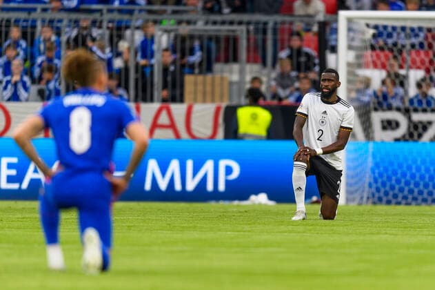 GER, UEFA Nations League, Deutschland - England 07.06.2022, Allianz Arena, Muenchen, GER, UEFA Nations League, Deutschland - England, im Bild Kniefall vor dem Spiel Jude Bellingham (England 8) Antonio Rüdiger Ruediger (Deutschland 2)