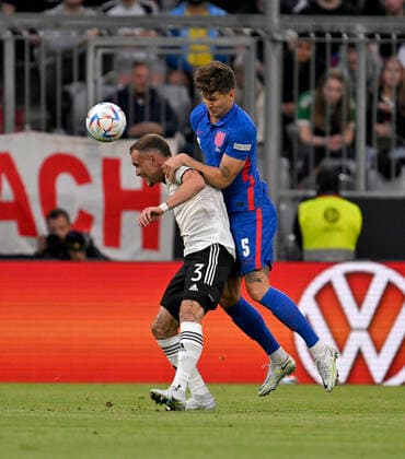 07.06.2022, Fussball Länderspiel UEFA-Nations-League 2022 23, Deutschland - England, in der Allianz-Arena München. v.l. David Raum (Deutschland) gegen John Stones (England)