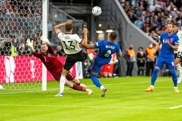 Torwart Jordan Pickford (ENG), Thomas Müller (GER) und Kyle Walker (ENG). Deutschland, Muenchen, 07.06.2022, Nationalmannschaft, UEFA Nations League Division A, Gruppe 3: Deutschland vs England, Saison 2022 2023, 2. Spieltag, Allianz Arena Foto: A2 Bildagentur Peter Hartenfelser